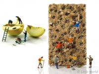 मॅक्रो फोटोग्राफीची बातच न्यारी; छोट्या माणसांच्या दुनिया भारी - Marathi News | Little Worlds Of Miniature People created with macro photography | Latest jarahatke Photos at Lokmat.com