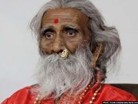 हे असं कसं घडतं?; ८१ वर्षापासून 'या' व्यक्तीने केलाय अन्न-पाण्याचा त्याग, तरीही ठणठणीत - Marathi News | Know about prahlad jani baba who did not eat and drink last 81 years | Latest jarahatke Photos at Lokmat.com