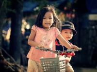 छोट्या भावंडांसाठी असं बना रोल मॉडेल - Marathi News | how to be a role model for your sibling | Latest relationship Photos at Lokmat.com