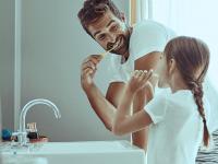 मुलांना पहिल्यांदा ब्रश करायला शिकवताय?; मग 'या' गोष्टींची काळजी घ्या! - Marathi News | for the first time children are brushing keep these things in mind | Latest relationship Photos at Lokmat.com