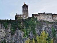 'या' गावातील माणसं जीव मुठीत घेऊन जगतात, कारण... - Marathi News | Village Located at most Dangerous place in world | Latest jarahatke Photos at Lokmat.com