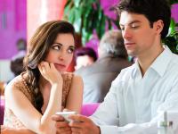 पार्टनरपेक्षाही फोनवर जास्त प्रेम करता?; मग स्वतः ला विचारा 'हे' प्रश्न! - Marathi News | lifestyle ask yourself these questions to know if your mobile is taking toll on your relationship | Latest relationship Photos at Lokmat.com