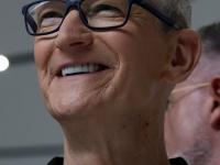 Apple कडून वर्षाकाठी मिळतात ₹५२५ कोटी; टिम कुक यांची एकूण संपत्ती किती? आकडा ऐकून धक्का बसेल... - Marathi News | Tim Cook Net Worth: Apple gives Rs 525 crore annually; What is Tim Cook's net worth? You will be shocked to hear the figure | Latest business News at Lokmat.com