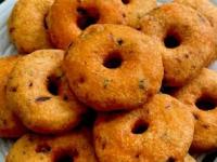 उडपी हॉटेलांत मिळतो तसा मेदूवडा करण्यासाठी १ खास ट्रिक, पारंपरिक चवीचा मेदूवडा खा पोटभर - Marathi News | tips and tricks to make perfect medu vada hotel style medu vada recipe tips perfect udpi medu vada making tips | Latest sakhi Photos at Lokmat.com