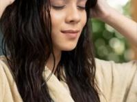 तेलात ५ गोष्टी मिसळून केसांना लावा, केस वाढतील भरभर आणि खर्च ५ रुपयांपेक्षाही कमी! - Marathi News | 5 Things To Mix To Your Hair Oil If You Want Quick Hair Growth 5 Ways to Make Your Hair Grow Faster and Stronger Faster Hair Growth Tips 5 Natural Secrets for Rapid Hair Growth | Latest sakhi Photos at Lokmat.com