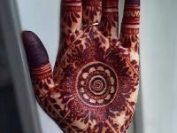 Nag Panchami 2025 : नागपंचमीला मेहेंदी लावण्याची परंपरा, केमिकलशिवाय मेहेंदी रंगण्यासाठी ५ टिप्स! - Marathi News | Nag panchami 2025 how to darken mehendi tips to darken mehndi color mehndi dark color hacks mehndi ke rang ko gehra kaise banaye natural ways to darken henna | Latest sakhi Photos at Lokmat.com