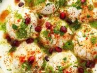 कापसापेक्षाही मऊ - लुसलुशीत दहीवडे! पिठात कालवा १ पदार्थ - पाहुणेही विचारतील रेसिपी... - Marathi News | tips to make dahi vada soft and fluffy how to make spongy dahi vada at home | Latest sakhi Photos at Lokmat.com