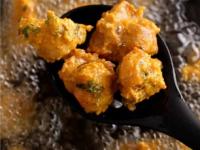 बेधूंद कोसळणाऱ्या पावसात भजी खा पोटभर, ८ टिप्स- तेल न पिता भजी होतील कुरकुरीत खमंग... - Marathi News | How to remove excess oil from pakoda Tips to reduce oil in pakora How to make pakoras less oily Best way to drain oil from pakoda | Latest sakhi Photos at Lokmat.com