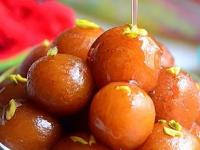 तोंडात टाकताच विरघळणारे कापसाहून हलके गुलाबजाम करा घरीच! ६ टिप्स-विकतचे गुलाबजाम विसरुन जाल... - Marathi News | Tips & Tricks To Make Perfect Gulab Jamun At Home Common Gulab Jamun Mistakes and Tips for Solving Them Tips for Soft & Perfect Gulab Jamun | Latest sakhi Photos at Lokmat.com