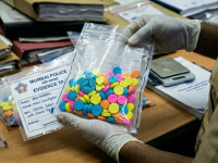 मुंबईसह राज्यात फक्त आठ महिन्यांत २० हजार एक्स्टसी गोळ्यांची विक्री - Marathi News | Titwala Party Drug Racket: Main Accused Amir Syed Sold 20,000 Ecstasy Pills Within 8 Months; Girlfriend's Key Role Revealed | Latest mumbai News at Lokmat.com