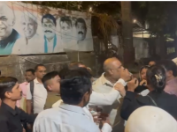 शिवीगाळ, दमदाटी, धक्काबुक्की...; एबी फॉर्मवरून काँग्रेस कार्यालयात कार्यकर्त्यांमध्ये राडा! - Marathi News | High Drama in Thane: Police Step In as Disgruntled Congress Workers Clash with District Chief Over Tickets | Latest thane News at Lokmat.com शिवीगाळ, दमदाटी, धक्काबुक्की...; एबी फॉर्मवरून काँग्रेस कार्यालयात कार्यकर्त्यांमध्ये राडा! - Marathi News | High Drama in Thane: Police Step In as Disgruntled Congress Workers Clash with District Chief Over Tickets | Latest thane News at Lokmat.com