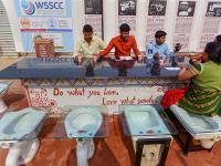 स्वच्छतेचा संदेश देण्याची आयडिया भारी; टॉयलेट कॅफेची बातच न्यारी - Marathi News | the toilet cafe at kumbh delivers a unique message | Latest jarahatke Photos at Lokmat.com