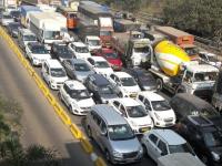 टोल नाक्यावर लागल्या लांबच लांब रांगा - Marathi News | Long tail | Latest mumbai Photos at Lokmat.com