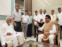 टोलबाबत राज ठाकरेंच्या 'शिवतीर्थ'वरील बैठकीत घेतलेले १० निर्णय; वाचा एका क्लिकवर - Marathi News | 10 decisions taken in Raj Thackeray's and Minister Dada bhuse meeting regarding tolls; Read in one click | Latest maharashtra Photos at Lokmat.com