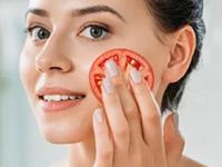 फक्त एक टोमॅटो घ्या-चेहऱ्यावरची लाली कमीच होणार नाही! अंघोळीपूर्वी चेहऱ्याला ‘असा’ लावा टोमॅटो - Marathi News | Tomato for glowing skin face pack for redness How to use tomato for face before bath facial treatment beauty tips | Latest sakhi Photos at Lokmat.com