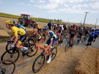 आंदोलकांची टूर टूर... - Marathi News | protester stands in front of the race | Latest other-sports Photos at Lokmat.com