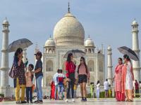 पर्यटकांसाठी 12 भाषांमध्ये हेल्पलाइन सुविधा सुरू, अशा प्रकारे मिळेल प्रत्येक माहिती - Marathi News | tourism ministry started helpline facility in 12 languages for tourists | Latest travel Photos at Lokmat.com