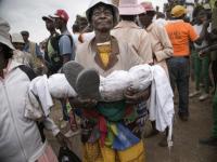 पार्थिवासोबत डान्स करणं, लिंगाची जत्रा काढणं 'या' आहेत जगातल्या चित्रविचित्र परंपरा - Marathi News | Dancing with the deadbody, holding a fair of penis, the weird traditions of the world. | Latest jarahatke Photos at Lokmat.com