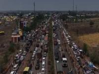 धुळे-सोलापूर महामार्गावर प्रचंड वाहतूक कोंडी; ७ तासांपासून वाहने खोळंबली, नागरिकांचे हाल - Marathi News | Huge traffic jam on Dhule-Solapur highway; Vehicles stuck for 7 hours at Dharashiv highway | Latest dharashiv News at Lokmat.com