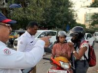 New Traffic Rule: सर्व कागदपत्रे दाखविली, हेल्मेट घातले तरी ट्रॅफिक पोलीस २००० ची पावती फाडणार; नवा नियम - Marathi News | Show all documents, even if wearing a helmet, the traffic police will tear the receipt challan of 2000; A new rule | Latest auto Photos at Lokmat.com