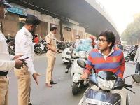 Traffic Challan: ट्रॅफिक पोलिसांनी कधी तुमची कार, स्कूटर थांबविली; तर या चार गोष्टी जरूर करा...कमालीच्या टिप्स - Marathi News | Traffic Challan: When the traffic police stopped your car, scooter; do these four things... chance to get rid from fine | Latest crime Photos at Lokmat.com