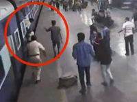 मुंबई- धावती ट्रेन पकडताना पडलेल्या व्यक्तीला आरपीएफ पोलिसाने वाचविलं