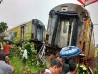 टिटवाळ्याजवळ नागपूर-मुंबई दुरांतो एक्स्प्रेसचे घसरले 9 डबे, मुंबईकडे येणा-या गाड्या रखडल्या - Marathi News | Nagpur-Mumbai Duronto Express near Kasara Ghat collapsed | Latest maharashtra Photos at Lokmat.com