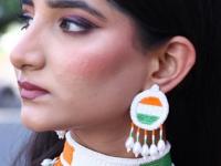 Independence Day 2025 : पाहा तिरंगी दागिने, एरव्ही न मिळणारे कानातले-गळ्यातले; दिसतात सुंदर - Marathi News | tiranga jewellery for independance day, tri colour jewellery for for women and girls on independance day | Latest sakhi Photos at Lokmat.com