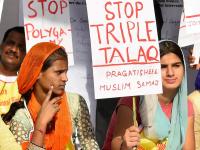ट्रिपल तलाकवर सहा महिन्यांची बंदी, कायदा करण्याचा सरकारला आदेश - Marathi News | Triple divorce ban | Latest national Photos at Lokmat.com