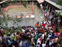 तिसऱ्या श्रावणी सोमवारनिमित्त त्र्यंबकेश्वरमध्ये भाविकांची मांदियाळी - Marathi News | Devotion of devotees in Trimbakeshwar on the third Shravani Monday | Latest nashik Photos at Lokmat.com