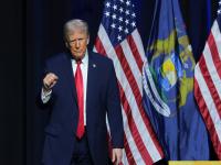 अमेरिकेच्या टॅरिफ धोरणावर आज रात्री फैसला; ट्रम्प यांच्याविरोधात निकाल गेल्यास काय घडू शकतं? - Marathi News | Decision on US tariff policy tonight in US Supreme Court; What could happen if the verdict goes against Donald Trump? | Latest international News at Lokmat.com