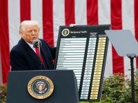 “टॅरिफला विरोध करणारे मूर्ख, आम्ही अमेरिकेला श्रीमंत केले, इथे महागाई नाही”: डोनाल्ड ट्रम्प - Marathi News | donald trump big claim that who oppose tariffs are fools and we made america rich there is no inflation here | Latest international News at Lokmat.com