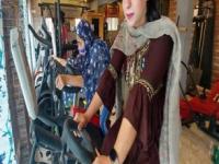 Aliya farooq : 'ही' आहे काश्मिरची पहिली महिला जीम ट्रेनर; पाहा वर्कआऊटचे खास फोटो - Marathi News | Aliya farooq is the first certified female gym trainer of kashmir | Latest sakhi Photos at Lokmat.com