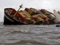 हे आहेत मालवाहून जहाजांना झालेले मोठे अपघात - Marathi News | These are the major accidents involving cargo | Latest international Photos at Lokmat.com