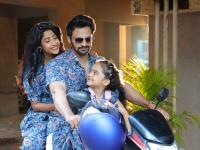 प्रत्येक कुटुंबाच्या भावनांना स्पर्श करणारी कहाणी; ‘तू माझा किनारा’ चित्रपटाची होतेय चर्चा - Marathi News | tu majha kinara marathi movie bhushan pradhan ketaki narayan hearttouching story | Latest filmy News at Lokmat.com प्रत्येक कुटुंबाच्या भावनांना स्पर्श करणारी कहाणी; ‘तू माझा किनारा’ चित्रपटाची होतेय चर्चा - Marathi News | tu majha kinara marathi movie bhushan pradhan ketaki narayan hearttouching story | Latest filmy News at Lokmat.com