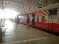 महाराष्ट्र बंदमुळे मुंबईची लाईफलाईन विस्कळीत! - Marathi News | Mumbai's Lifeline disrupted due to Maharashtra shutdown! | Latest mumbai Photos at Lokmat.com