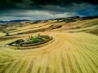 फोटोग्राफरने हवेत कॅमेरा काय फिरवला, जगातले १५ सुंदर नजारे समोर आले! - Marathi News | Amazing aerial photograph, see photo | Latest social-viral Photos at Lokmat.com