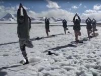 International yoga day 2020 : १८ हजार फूट उंच बर्फाळ प्रदेशात भारतीय जवानांची योगासनं, पाहा खास फोटो - Marathi News | International yoga day 2020: Indo tibetan border police do yoga on 18000 feet ladakh | Latest international Photos at Lokmat.com