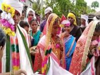 बाबो! एकाच मंडपात दोन नवरींसोबत एका नवरदेवाने केलं लग्न, सारं गाव बघण्यासाठी जमलं - Marathi News | Telangana man marries two women in same mandap at the same time | Latest jarahatke Photos at Lokmat.com