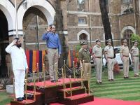 पोलिसांचा आढावा, मुख्यमंत्री अन् गृहमंत्र्याना मानवंदना - Marathi News | Chief Minister and Home Minister Manavandana by mumbai police | Latest maharashtra Photos at Lokmat.com