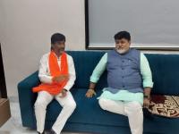 मंत्री उदय सामंत अंतरवाली सराटीत मनोज जरांगे यांच्या भेटीला, एक तास चर्चा; कारण काय? - Marathi News | Minister Uday Samant met Manoj Jarange in antarvali sarati discussed for an hour; What is the reason | Latest jalana News at Lokmat.com