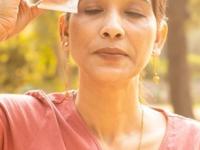 घामानं जीव कासावीस होतो? उन्हाळ्यात घराबाहेर पडताना ८ गोष्टी करा; उष्माघाताचा टळेल धोका - Marathi News | How to Reduce Body Heat : Home remedies want to reduce body heat in summer follow these 8 tips | Latest sakhi Photos at Lokmat.com