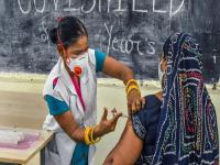 Coronavirus: कोरोना लस घेतलेल्यांसाठी महत्त्वाची बातमी; नव्या रिपोर्टनं वाढलं टेन्शन, पण तज्ज्ञ म्हणतात, चिंता नको - Marathi News | Most of deaths due to Coronavirus among fully vaccinated in the UK | Latest health Photos at Lokmat.com