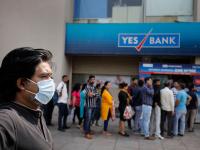 Yes बँक, No कॅश... बँकेबाहेर रांगाच रांगा, ग्राहकांच्या डोळ्यात आसू - Marathi News | Yes Bank, No Cash ... Outside the bank, queues are in the eyes of consumers | Latest business Photos at Lokmat.com
