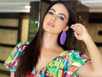 सना खानचा 'हा' बोल्ड अंदाज पाहून व्हाल क्लिन बोल्ड. - Marathi News | Bold and beautiful actress Sana Khan's hot photos. | Latest filmy Photos at Lokmat.com