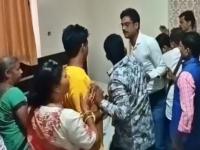 सप्तपदीनंतर दोन तासांत लग्न मोडलं, वधू पक्षाने वराला झोड झोड झोडलं, नेमकं काय घडलं?   - Marathi News | The wedding broke up within two hours of the Saptapadi, the bride's party beat the groom up, what exactly happened? | Latest national News at Lokmat.com सप्तपदीनंतर दोन तासांत लग्न मोडलं, वधू पक्षाने वराला झोड झोड झोडलं, नेमकं काय घडलं?   - Marathi News | The wedding broke up within two hours of the Saptapadi, the bride's party beat the groom up, what exactly happened? | Latest national News at Lokmat.com