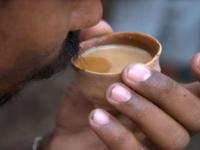 मृत माणूस टपरीवर चहा पिताना दिसला; कुटुंबासह शेजाऱ्यांना धक्का बसला - Marathi News | Person whose body was taken for postmortem found drinking tea at crossroads | Latest national Photos at Lokmat.com