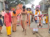 उत्तर प्रदेशचे मुख्यमंत्री योगी आदित्यनाथ यांचा 'जबरा फॅन', ७०० किमी चालत गाठली 'अयोध्या' - Marathi News | On the occasion of Uttar Pradesh Chief Minister Yogi Adityanath's birthday, Sahil Malik, a young man, traveled 700 km to reach Ayodhya on foot | Latest national Photos at Lokmat.com