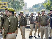 रक्षकच बनला भक्षक! चालत्या गाडीत पोलिस निरीक्षकाचा 14 वर्षीय अल्पवयीन मुलीवर अत्याचार - Marathi News | UP crime protector became predator! Police inspector sexually assaulted a minor girl in a moving car | Latest crime News at Lokmat.com