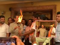 Shivsena: उद्धव ठाकरेंच्या हाती पेटती मशाल, शिवसेना नेत्यांचा मातोश्रीवर जल्लोष - Marathi News | Torch burning in Uddhav Thackeray's hands, Shiv Sena leaders cheer on Matoshree | Latest mumbai Photos at Lokmat.com